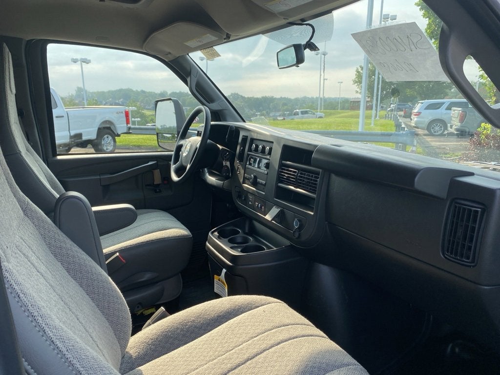 2025 Chevrolet Express Cutaway 3500 1WT