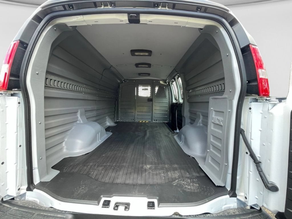 2025 Chevrolet Express Cargo WT